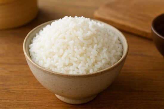 硬いご飯をふっくら柔らかく戻す方法。お茶碗にふっくら盛られた白ご飯のクローズアップ写真