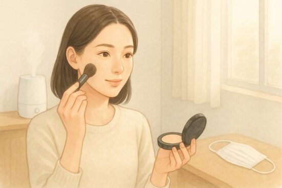 冬のメイク崩れを防ぐ！冬らしい明るい雰囲気の室内で、女性がメイクをしているシーン